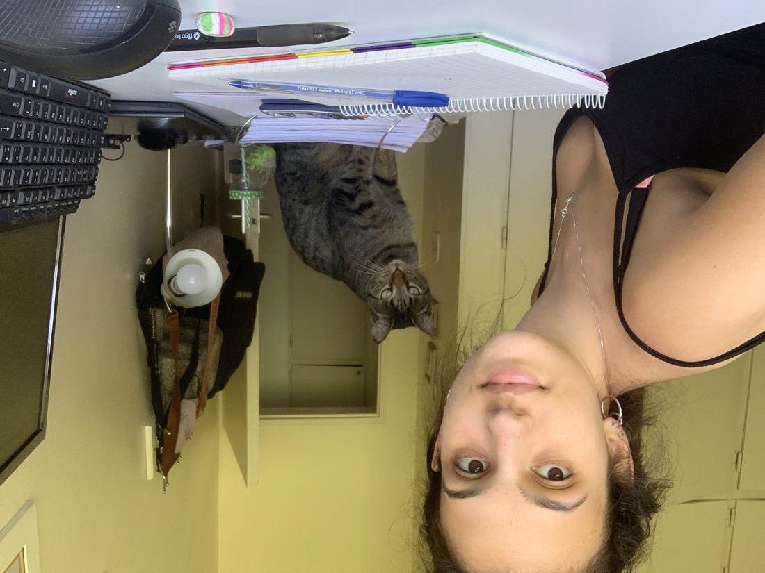 Domi en 2021 estudiando en su cuarto con su gato