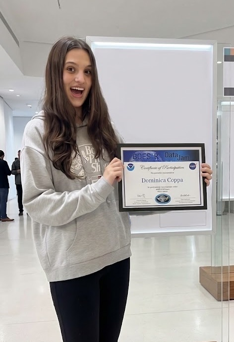 Domi con su certificado de la NASA